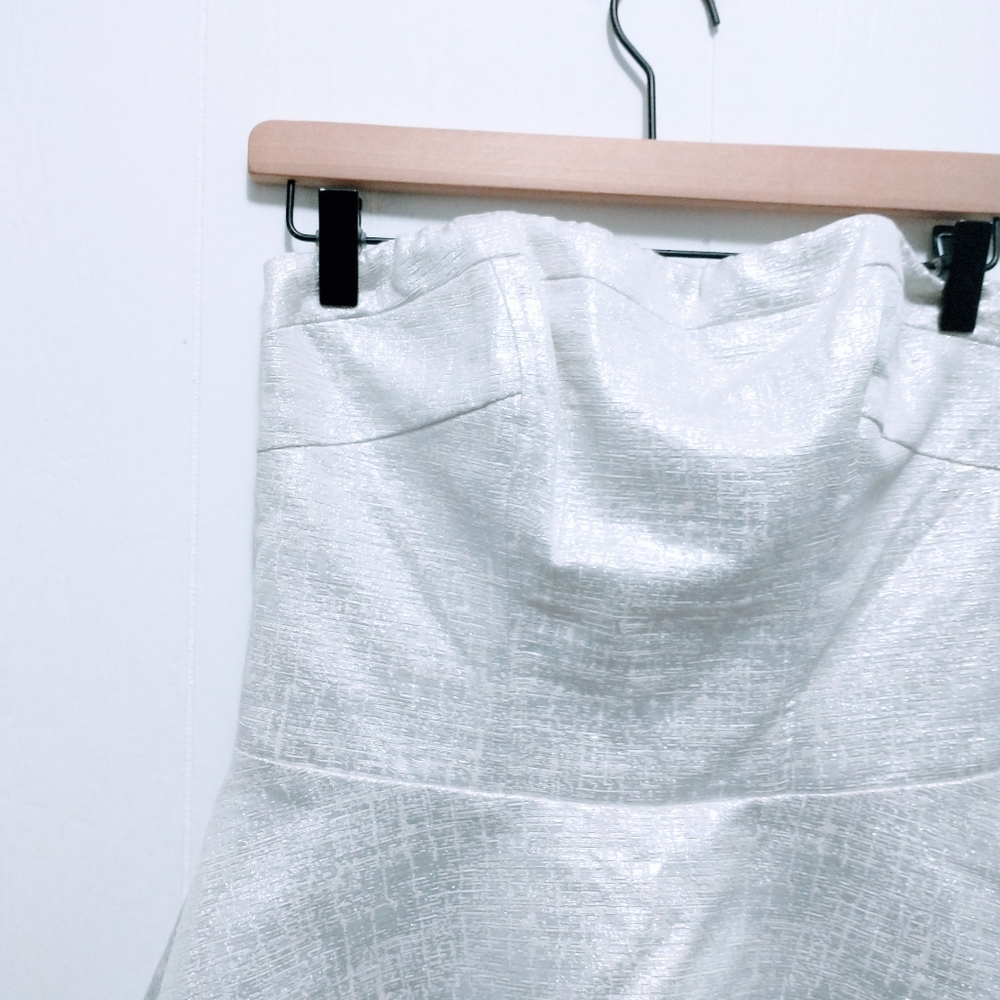 Express Fit and flare strapless metallic dress. Size 8 - Picture 4 of 7